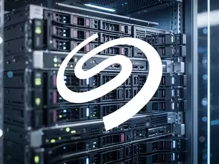 Abstrakte Darstellung moderner Hochleistungs-Datenspeicher in einem Rechenzentrum. - Foto: über boerse-global.de