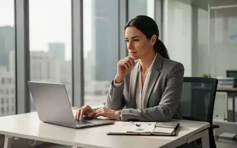Eine Personalverantwortliche arbeitet konzentriert an einem modernen Schreibtisch in einem hellen Büro. - Foto: über boerse-global.de