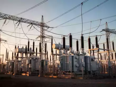 Moderne elektrische Umspannstation mit Hochspannungsleitungen bei Sonnenuntergang. - Foto: über boerse-global.de