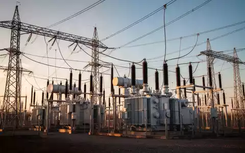 Moderne elektrische Umspannstation mit Hochspannungsleitungen bei Sonnenuntergang. - Foto: über boerse-global.de