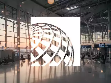 Moderne Flughafenterminal-Architektur bei Sonnenaufgang als Symbol für globale Luftfahrtinvestitionen. - Foto: über boerse-global.de