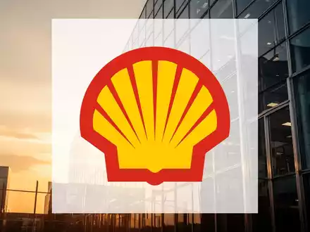 Abstrakte Darstellung des Energiesektors mit moderner Architektur und warmem Licht, die Stabilität und Wachstum symbolisiert. - Foto: über boerse-global.de