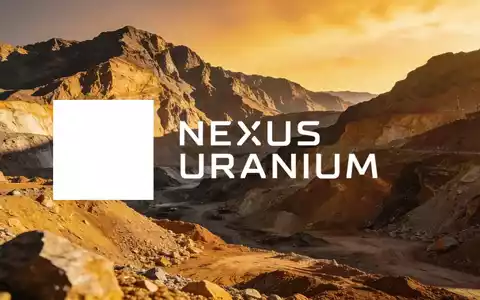 Abstrakte Darstellung einer rauen Berglandschaft bei goldenem Licht, die die Erkundung natürlicher Ressourcen symbolisiert. - Foto: über boerse-global.de