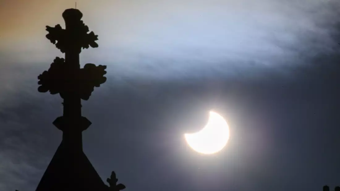 In Deutschland wird der Mond die Sonne teilweise verdecken wie hier im Jahre 2022 in Magdeburg zu sehen. In einem großen Teil Spaniens aber wird es eine totale Sonnenfinsternis geben. - Bild: Klaus-Dietmar Gabbert/dpa