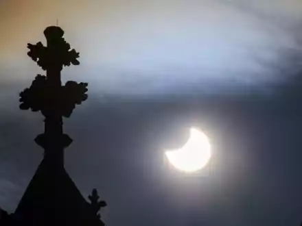 In Deutschland wird der Mond die Sonne teilweise verdecken wie hier im Jahre 2022 in Magdeburg zu sehen. In einem großen Teil Spaniens aber wird es eine totale Sonnenfinsternis geben. - Foto: Klaus-Dietmar Gabbert/dpa