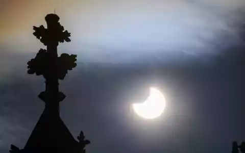 In Deutschland wird der Mond die Sonne teilweise verdecken wie hier im Jahre 2022 in Magdeburg zu sehen. In einem großen Teil Spaniens aber wird es eine totale Sonnenfinsternis geben. - Foto: Klaus-Dietmar Gabbert/dpa