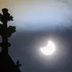 In Deutschland wird der Mond die Sonne teilweise verdecken wie hier im Jahre 2022 in Magdeburg zu sehen. In einem großen Teil Spaniens aber wird es eine totale Sonnenfinsternis geben. - Bild: Klaus-Dietmar Gabbert/dpa