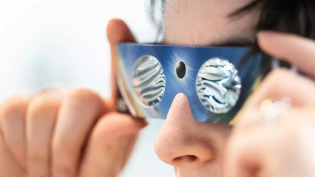 Wer die totale Sonnenfinsternis in Spanien oder die partielle am Abend beobachten will, muss unbedingt eine dafür zertifizierte Spezialbrille aufsetzen. Anderenfalls drohen irreparable Augenschäden.  - Bild: Marijan Murat/dpa