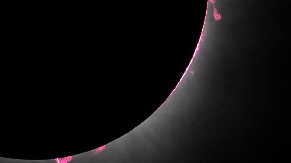Bei einer Sonnenfinsternis sind die sogenannten Sonnenprotuberanzen gut zu erkennen. Das sind riesige Gasmassen, die von der Sonnenoberfläche weit in die äußere Atmosphäre (die Korona) aufsteigen.  - Bild: Keegan Barber/AP/dpa