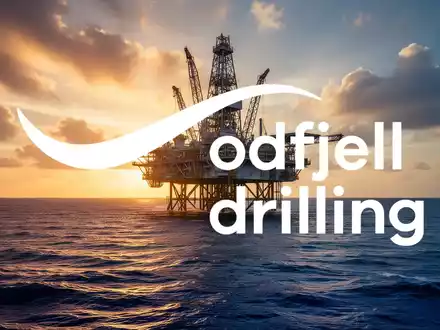 Eine Offshore-Bohrplattform bei Sonnenuntergang auf dem offenen Meer als Symbol für die Energiebranche. - Foto: über boerse-global.de