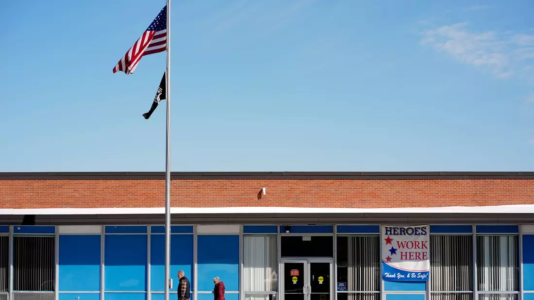 Der Postdienstleister USPS soll nach dem Willen Trumps eine Kontrollfunktion bei Briefwahlen übernehmen. (Archivbild) - Bild: Charlie Riedel/AP/dpa
