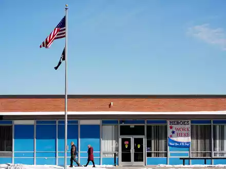 Der Postdienstleister USPS soll nach dem Willen Trumps eine Kontrollfunktion bei Briefwahlen übernehmen. (Archivbild) - Foto: Charlie Riedel/AP/dpa