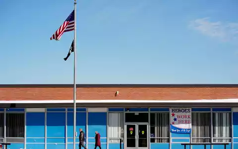 Der Postdienstleister USPS soll nach dem Willen Trumps eine Kontrollfunktion bei Briefwahlen übernehmen. (Archivbild) - Foto: Charlie Riedel/AP/dpa