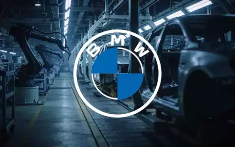 Abstrakte Darstellung einer modernen Automobilfertigung in einer Industriehalle mit atmosphärischer Beleuchtung. - Foto: über boerse-global.de