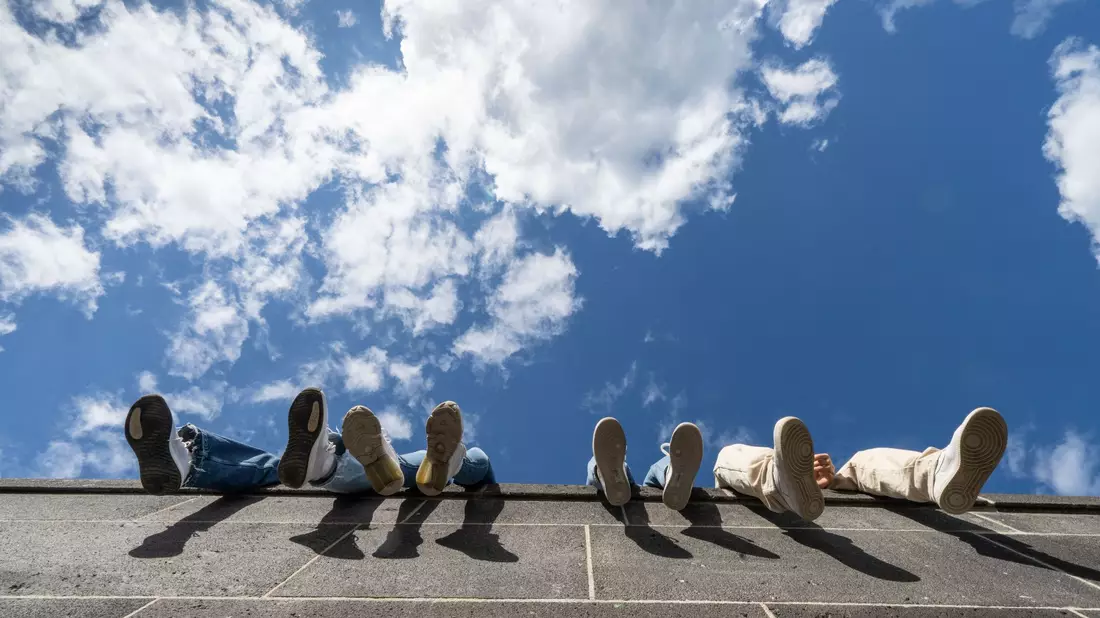 Chillen statt Arbeiten: Dieser Vorwurf wird jungen Menschen immer wieder gemacht. An Daten lässt er sich jedoch nicht belegen. (Archivbild) - Bild: Frank Rumpenhorst/dpa