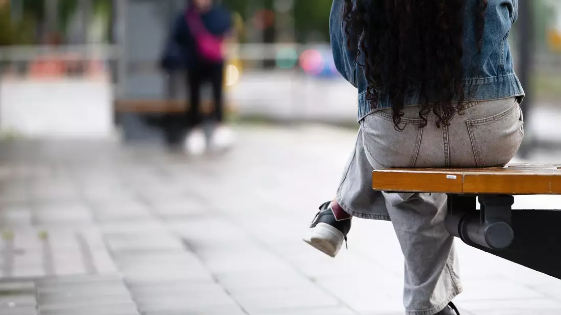 Warten auf den Bus zur Arbeit? Junge Menschen stellen oft Anforderungen an ihre Arbeit, wie ein Recht auf Homeoffice. (Symbolbild) - Bild: Markus Lenhardt/dpa/dpa-tmn