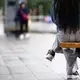 Warten auf den Bus zur Arbeit? Junge Menschen stellen oft Anforderungen an ihre Arbeit, wie ein Recht auf Homeoffice. (Symbolbild) - Bild: Markus Lenhardt/dpa/dpa-tmn