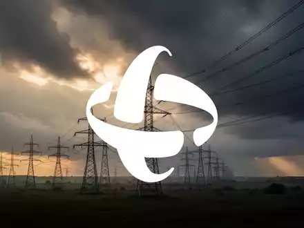 Hochspannungsleitungen vor einem stürmischen, bewölkten Himmel als Symbol für Energieversorgung und Marktvolatilität. - Foto: über boerse-global.de