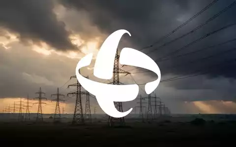 Hochspannungsleitungen vor einem stürmischen, bewölkten Himmel als Symbol für Energieversorgung und Marktvolatilität. - Foto: über boerse-global.de