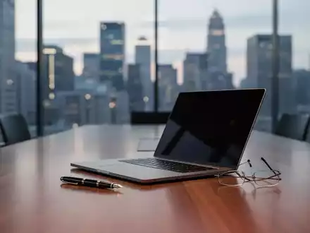 Ein moderner Konferenzraum mit Blick auf ein Finanzviertel zur Dämmerung, symbolisch für Finanzmärkte und Portfoliomanagement. - Foto: über boerse-global.de