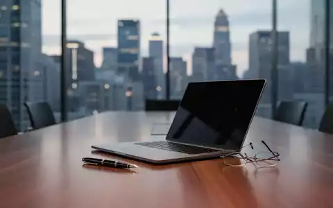 Ein moderner Konferenzraum mit Blick auf ein Finanzviertel zur Dämmerung, symbolisch für Finanzmärkte und Portfoliomanagement. - Foto: über boerse-global.de