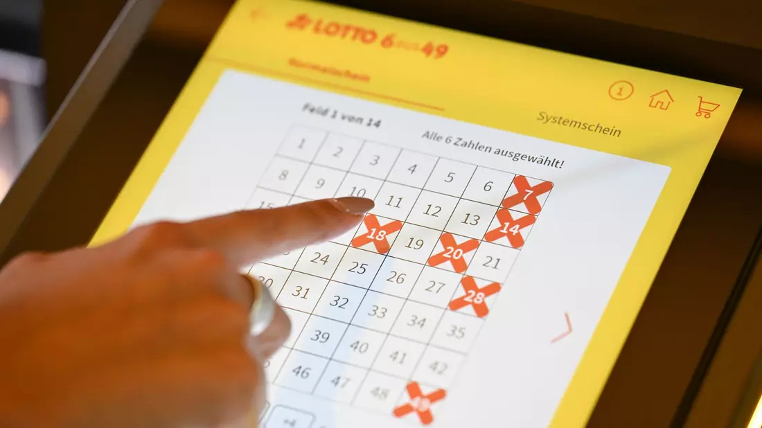Welche Zahlen führen zum Hauptgewinn? Die nächste Lotto-Ziehung steht an. (Symbolbild) - Bild: Bernd Weißbrod/dpa