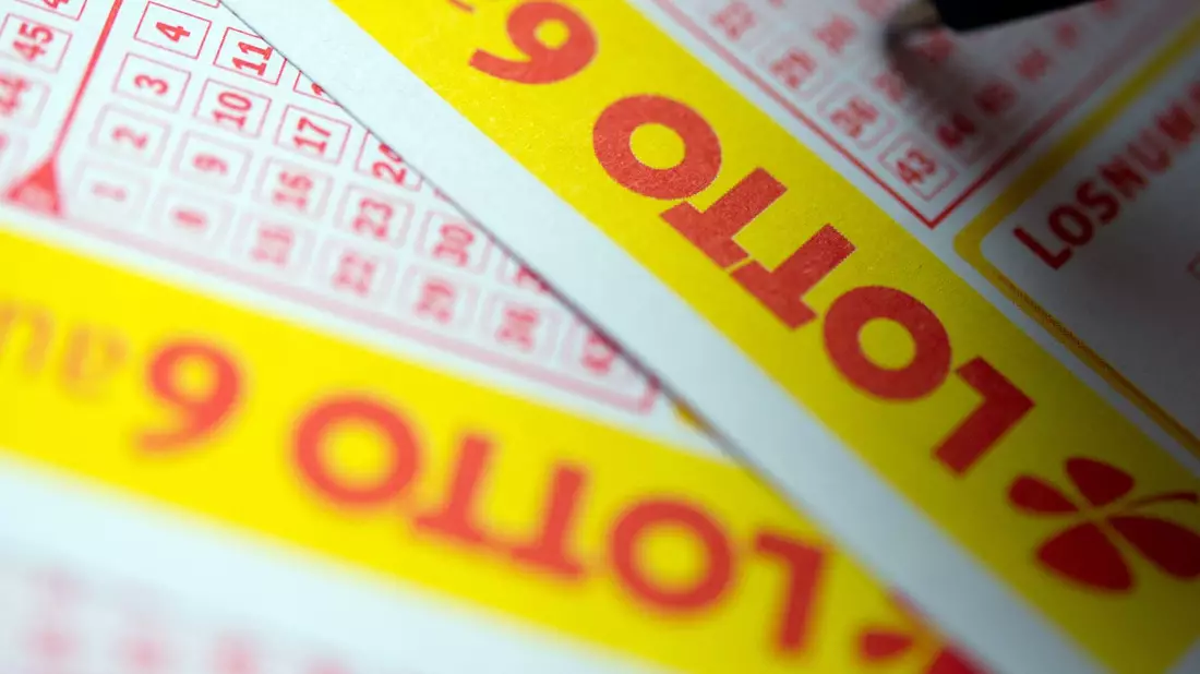 Im Lotto-Jackpot liegt die Maximalsumme von 50 Millionen Euro. (Symbolbild) - Bild: Inga Kjer/dpa