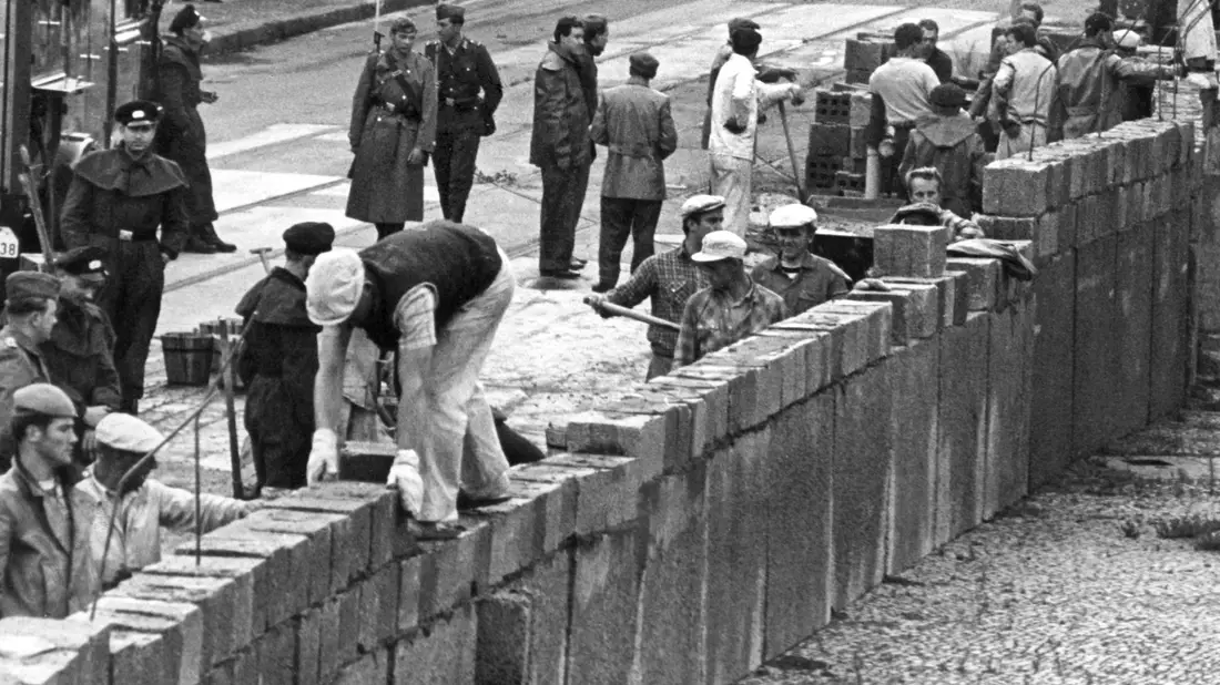 Am frühen Morgen des 13. August 1961 begann der Mauerbau. (Archivbild)  - Bild: UPI/dpa