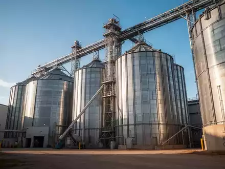 Moderne Getreidesilo-Anlage unter blauem Himmel als Symbol für den Agrarsektor. - Foto: über boerse-global.de