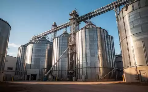 Moderne Getreidesilo-Anlage unter blauem Himmel als Symbol für den Agrarsektor. - Foto: über boerse-global.de