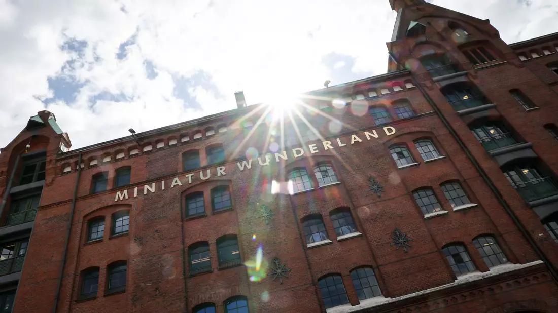 In der Hamburger Speicherstadt ist das Miniatur Wunderland seit vielen Jahren ein Touristenmagnet. - Bild: Christian Charisius/dpa