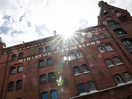 In der Hamburger Speicherstadt ist das Miniatur Wunderland seit vielen Jahren ein Touristenmagnet. - Foto: Christian Charisius/dpa