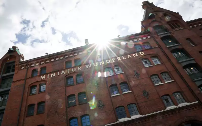 In der Hamburger Speicherstadt ist das Miniatur Wunderland seit vielen Jahren ein Touristenmagnet. - Foto: Christian Charisius/dpa