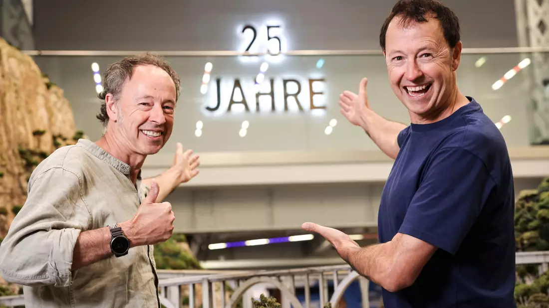 Die Brüder Gerrit und Frederik Braun und ihr Team haben nur sich mit der größten Modelleisenbahnanlage der Welt einen Traum erfüllt. - Bild: Christian Charisius/dpa