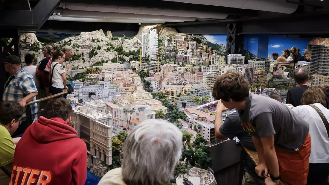 Ganz nah dran: Im Miniatur Wunderland können die Besucher jedes Detail genau inspizieren.  - Bild: Christian Charisius/dpa