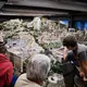 Ganz nah dran: Im Miniatur Wunderland können die Besucher jedes Detail genau inspizieren.  - Bild: Christian Charisius/dpa