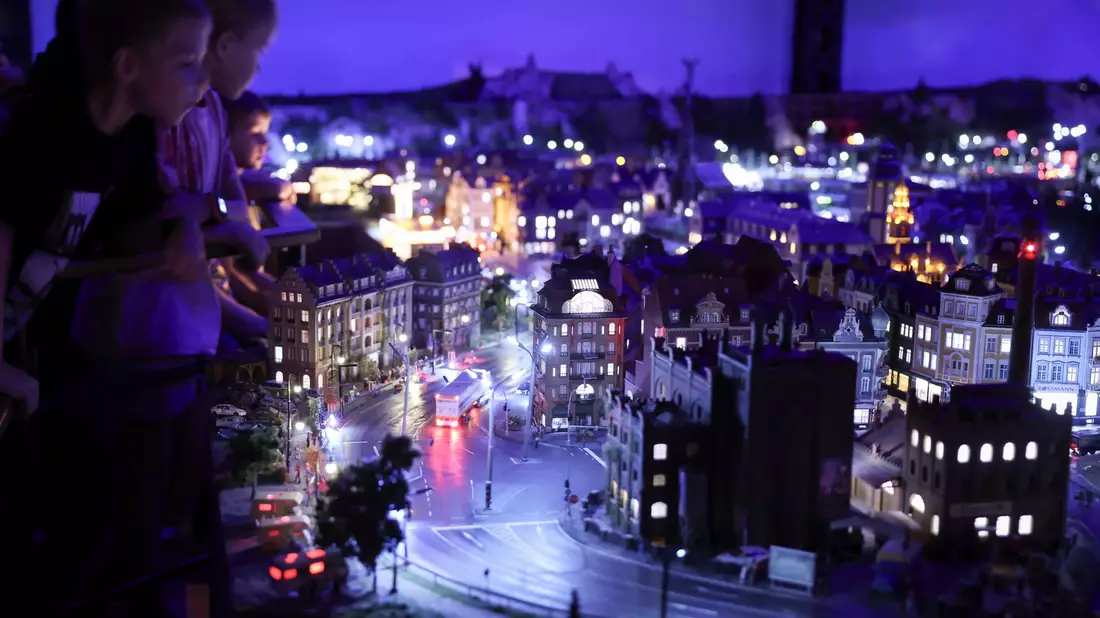 Eine Besonderheit der größten Modelleisenbahnanlage der Welt ist die Tag-Nacht-Beleuchtung.  - Bild: Christian Charisius/dpa