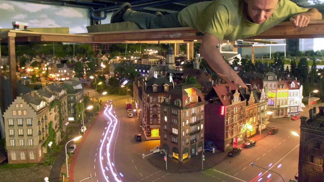 Wenige Tage vor der offiziellen Eröffnung des Miniatur-Wunderlandes arbeitet Gerrit Braun an der Anlage. (Archivbild) - Bild: picture-alliance / dpa/dpaweb
