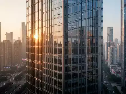Moderne Bürogebäude in einem Finanzviertel bei Sonnenuntergang - Foto: über boerse-global.de