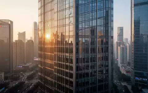 Moderne Bürogebäude in einem Finanzviertel bei Sonnenuntergang - Foto: über boerse-global.de