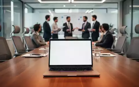 Ein moderner, heller Konferenzraum in einem Büro mit einem leeren Laptop auf einem Tisch. - Foto: über boerse-global.de