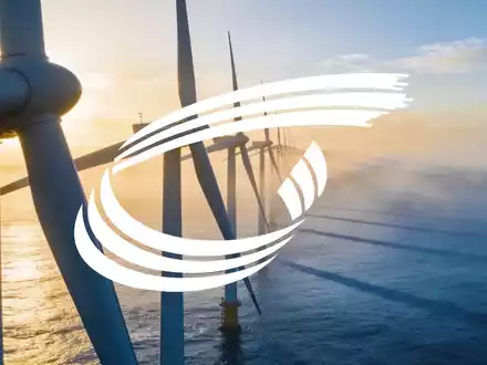 Moderne Windkraftanlagen auf dem Meer bei Sonnenaufgang - Foto: über boerse-global.de