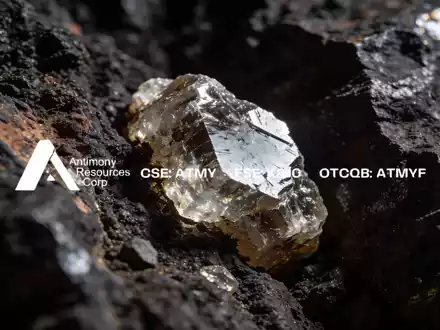 Nahaufnahme eines kristallinen Minerals in einer dunklen Gesteinsschicht, das den Bergbau- und Rohstoffsektor symbolisiert. - Foto: über boerse-global.de