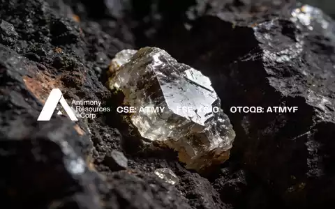 Nahaufnahme eines kristallinen Minerals in einer dunklen Gesteinsschicht, das den Bergbau- und Rohstoffsektor symbolisiert. - Foto: über boerse-global.de