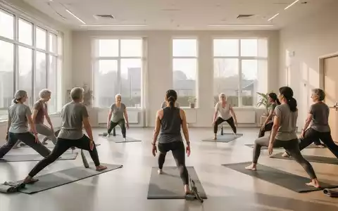 Eine diverse Gruppe von Erwachsenen beim Yoga in einem hellen Kursraum eines kommunalen Bildungszentrums. - Foto: über boerse-global.de