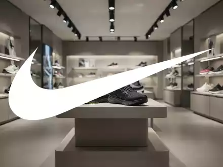 Minimalistisches Interieur eines Sportartikelgeschäfts mit Fokus auf hochwertige Sportbekleidung und Ästhetik. - Foto: über boerse-global.de
