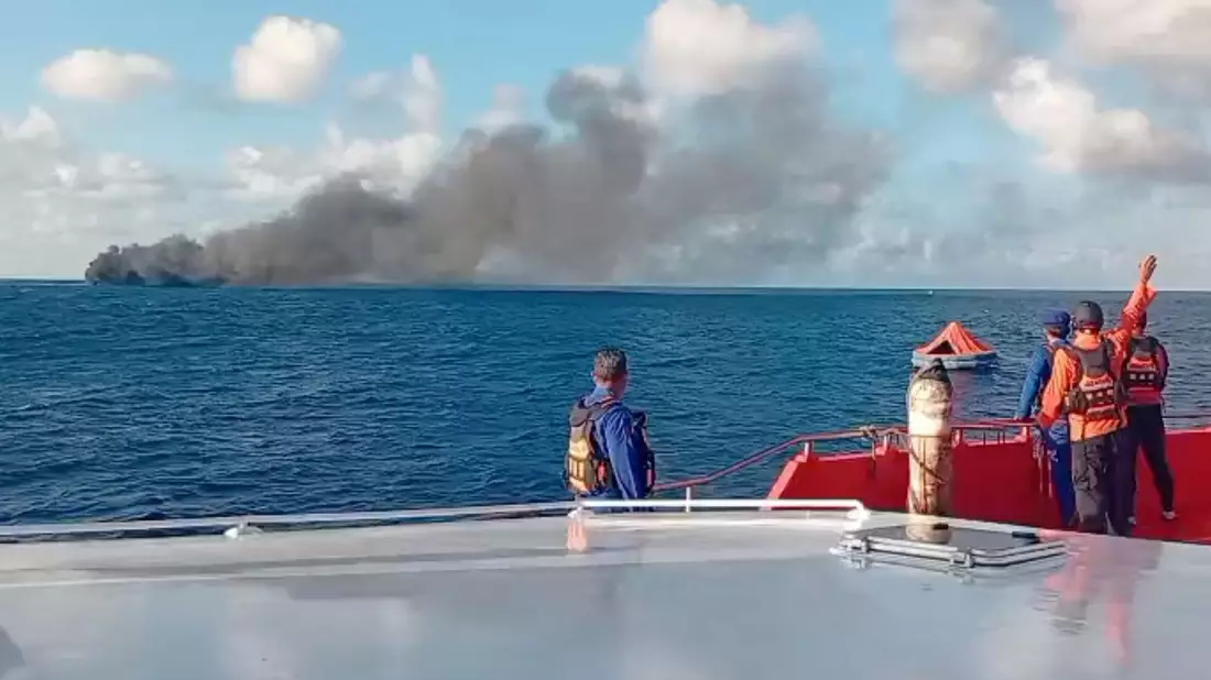 Der Brand war am frühen Morgen ausgebrochen.  - Bild: Uncredited/BASARNAS/AP/dpa