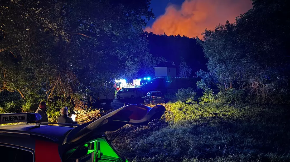 Feuerwehrleute können den Brand, der seit Dienstagabend wütet, nur mit großer Mühe löschen. - Bild: Stephan Fricke/NEWS5/dpa