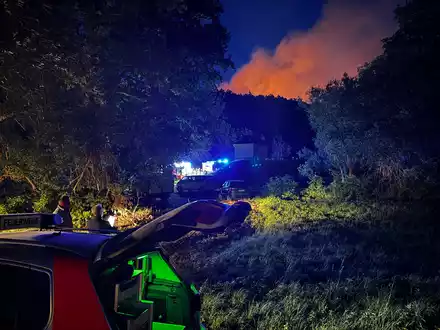 Feuerwehrleute können den Brand, der seit Dienstagabend wütet, nur mit großer Mühe löschen. - Foto: Stephan Fricke/NEWS5/dpa