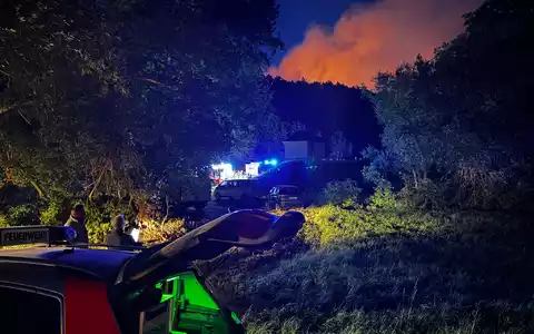 Feuerwehrleute können den Brand, der seit Dienstagabend wütet, nur mit großer Mühe löschen. - Foto: Stephan Fricke/NEWS5/dpa